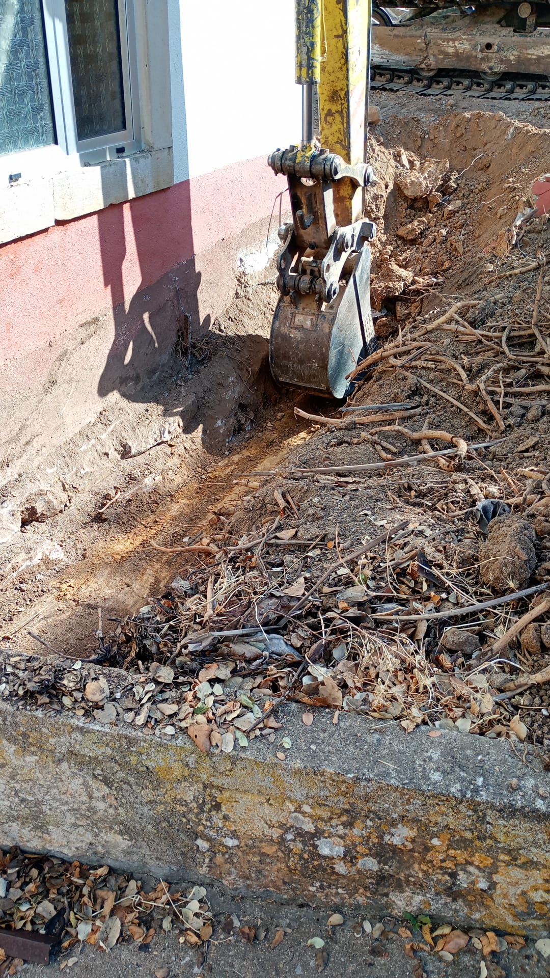 Machine excavation if a trench